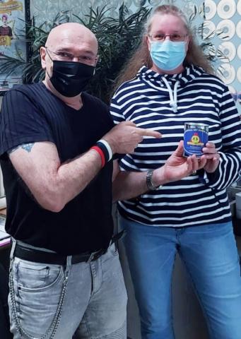 Spendendose von Gitte & Hans Übergabe im Förderkreisbüro