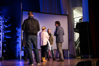 30. Starpyramide Backstage