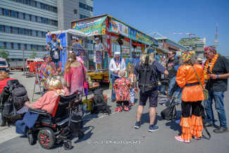 Rollstuhl-Inklusionstruck beim Schlagermove 2023