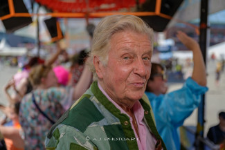 Rollstuhl-Inklusionstruck beim Schlagermove 2023