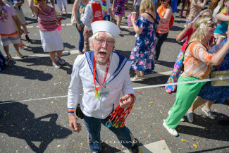 Rollstuhl-Inklusionstruck beim Schlagermove 2023