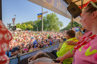 Rollstuhl-Inklusionstruck beim Schlagermove 2023