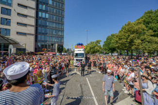 Rollstuhl-Inklusionstruck beim Schlagermove 2023