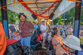 Rollstuhl-Inklusionstruck beim Schlagermove 2023