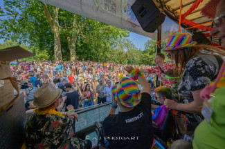 Rollstuhl-Inklusionstruck beim Schlagermove 2023