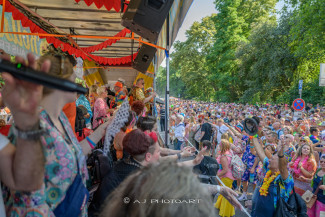 Rollstuhl-Inklusionstruck beim Schlagermove 2023