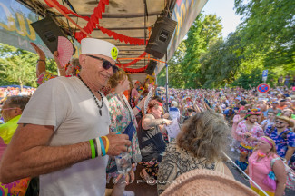 Rollstuhl-Inklusionstruck beim Schlagermove 2023