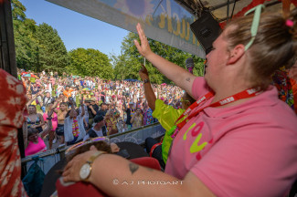 Rollstuhl-Inklusionstruck beim Schlagermove 2023