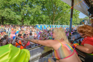 Rollstuhl-Inklusionstruck beim Schlagermove 2023