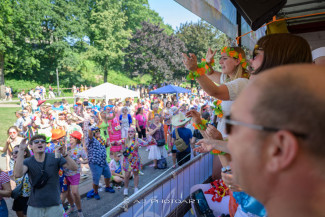 Rollstuhl-Inklusionstruck beim Schlagermove 2023