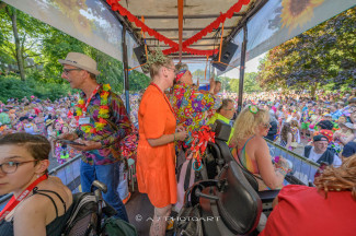 Rollstuhl-Inklusionstruck beim Schlagermove 2023