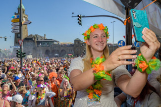 Rollstuhl-Inklusionstruck beim Schlagermove 2023
