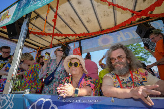 Rollstuhl-Inklusionstruck beim Schlagermove 2023