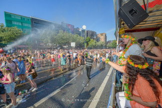 Rollstuhl-Inklusionstruck beim Schlagermove 2023