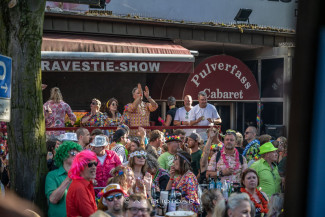 Rollstuhl-Inklusionstruck beim Schlagermove 2023