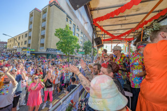 Rollstuhl-Inklusionstruck beim Schlagermove 2023