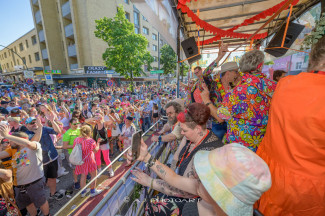 Rollstuhl-Inklusionstruck beim Schlagermove 2023