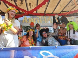 Rollstuhl-Inklusionstruck beim Schlagermove 2023