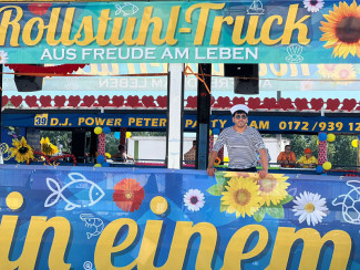 Rollstuhl-Inklusionstruck beim Schlagermove 2023