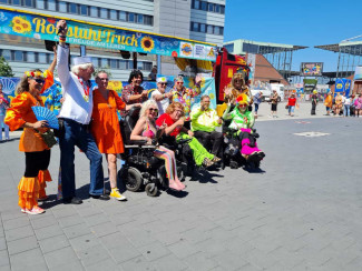 Rollstuhl-Inklusionstruck beim Schlagermove 2023