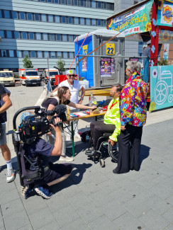 Rollstuhl-Inklusionstruck beim Schlagermove 2023