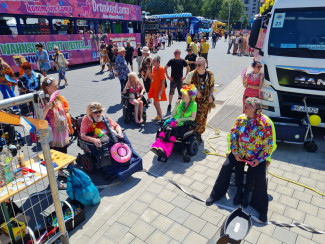 Rollstuhl-Inklusionstruck beim Schlagermove 2023