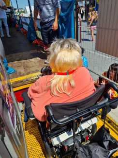 Rollstuhl-Inklusionstruck beim Schlagermove 2023