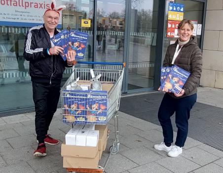 Übergabe der Malbücher an das Kinderkrankenhaus Wilhelmstift, Maike Hinrichs, Peter Sebastian